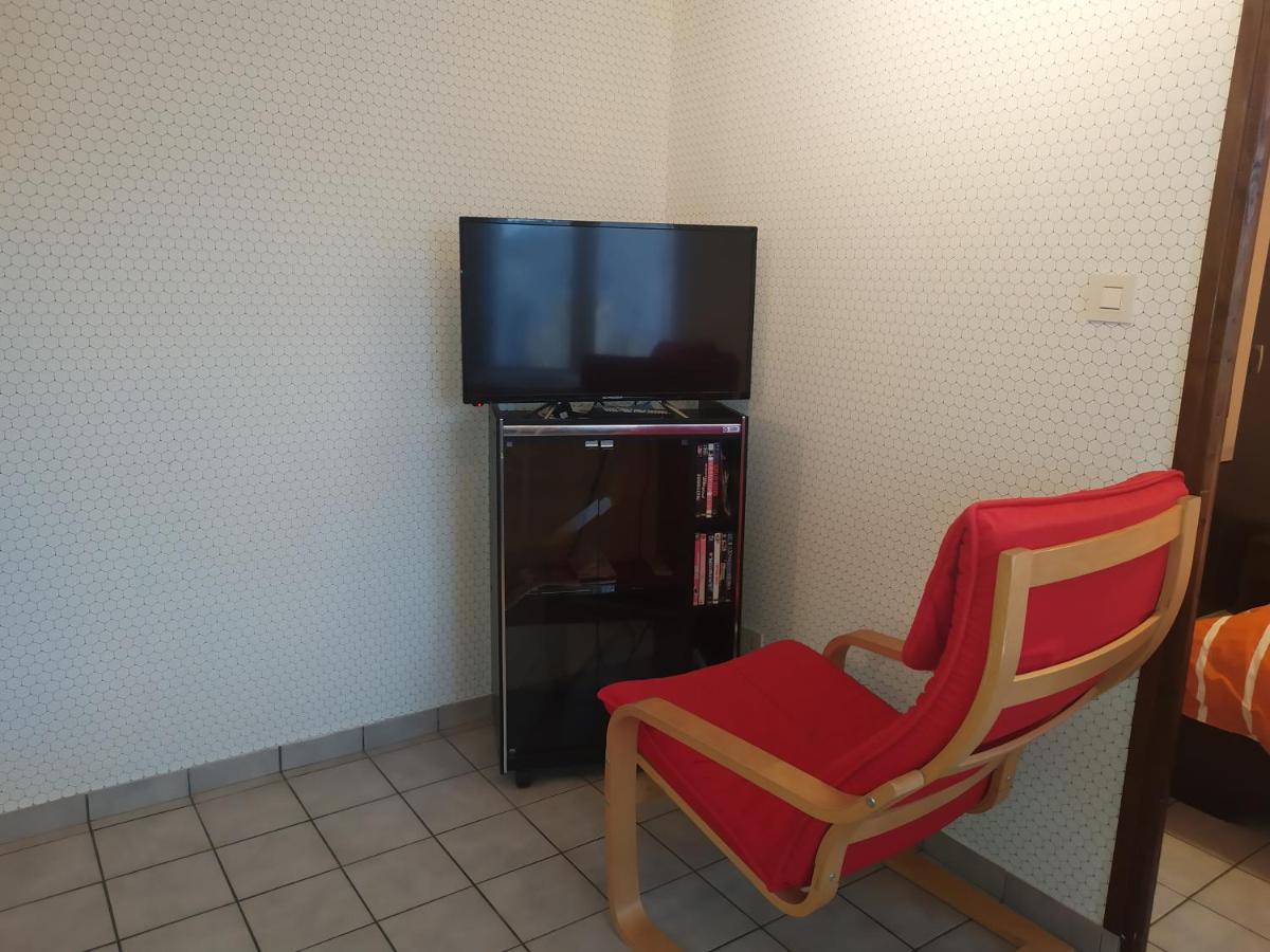 Le Breuil-sur-CouzeChez Fabienne T1アパートメント エクステリア 写真